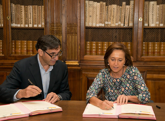 El director general de Red.es, Daniel Noguera y la directora de la Biblioteca Nacional de España, Ana Santos Aramburo firmando el convenio