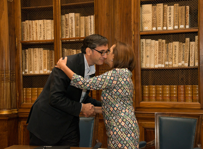 El director general de Red.es, Daniel Noguera y la directora de la Biblioteca Nacional de España, Ana Santos Aramburo tras la firma del convenio