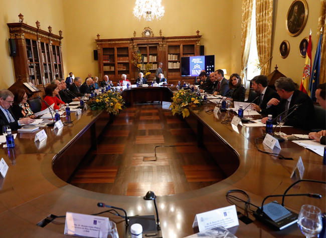 Los Reyes de España presiden la primera reunión del Pleno del Real Patronato de la BNE