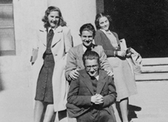 Carmen Martín Gaite junto a Ignacio Aldecoa y otros compañeros de la Facultad de Letras. Salamanca, 1944. Archivo Carmen Martín Gaite (JCYL)