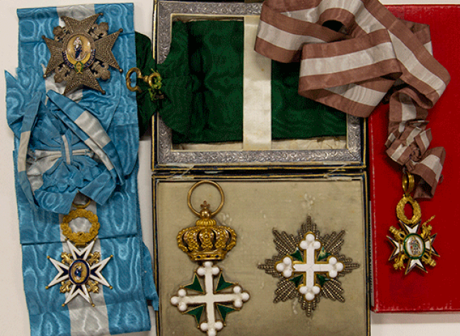 Gran Cruz de Carlos III (1842), Gran Cruz de San Mauricio y San Lázaro (1844) y Banda de María Luisa (1843). Colección Condes de Orgaz