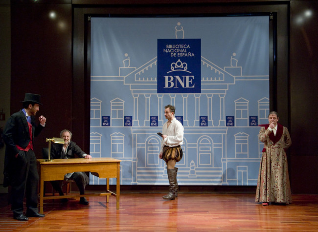 Representación de los personajes de Barbieri, Goya, Cervantes y Felipe V en la obra de teatro El libro infinito