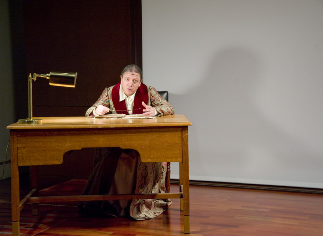 Representación del personaje de Felipe V en la obra de teatro El libro infinito