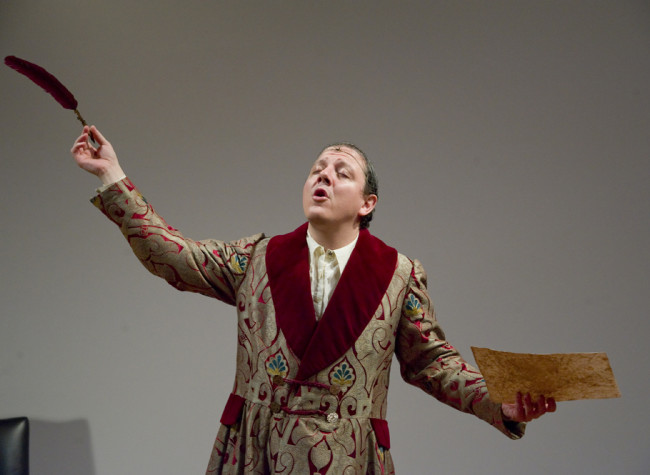 Representación del personaje de Felipe V en la obra de teatro El libro infinito