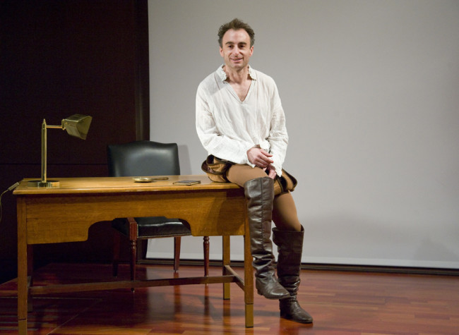 Representación del personaje de Cervantes en la obra de teatro El libro infinito