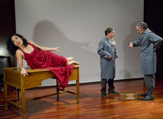 Representación en primer plano del personaje de la Biblioteca en la obra de teatro El libro infinito