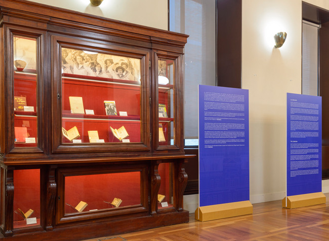 Montaje de la muestra bibliográfica de la biblioteca del Instituto Internacional