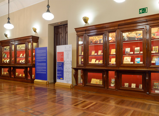 Montaje de la muestra bibliográfica de la biblioteca del Instituto Internacional