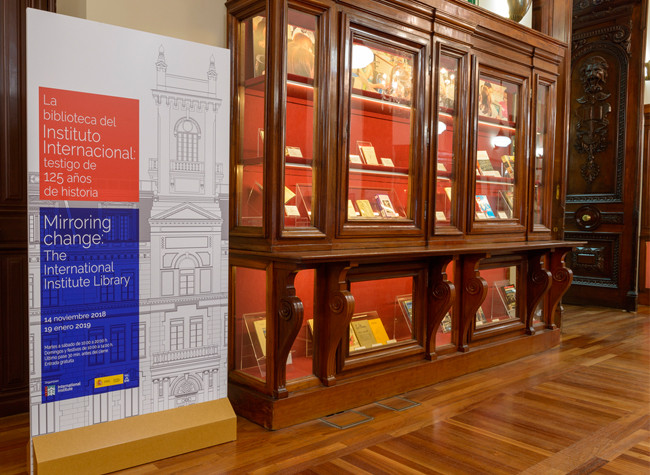Montaje de la muestra bibliográfica de la biblioteca del Instituto Internacional
