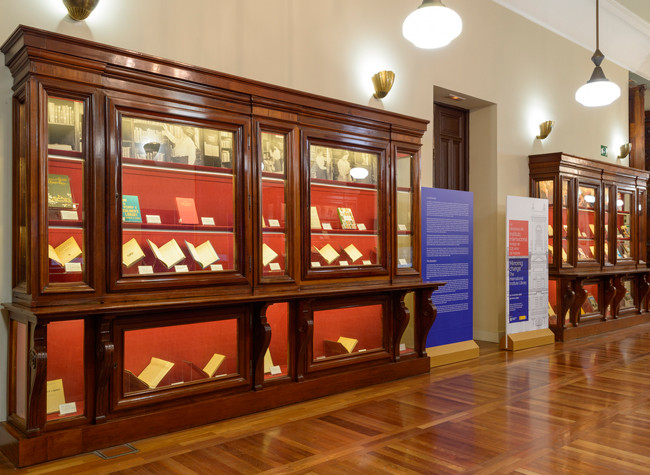 Montaje de la muestra bibliográfica de la biblioteca del Instituto Internacional