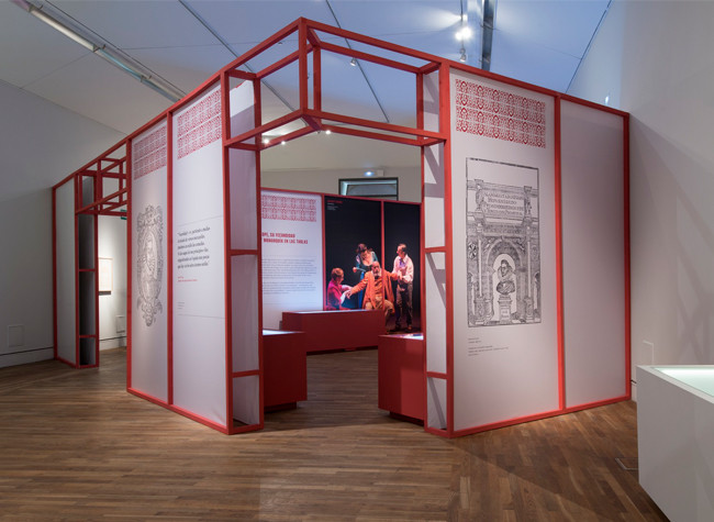 Montaje de la exposición Lope y el Teatro del Siglo de Oro