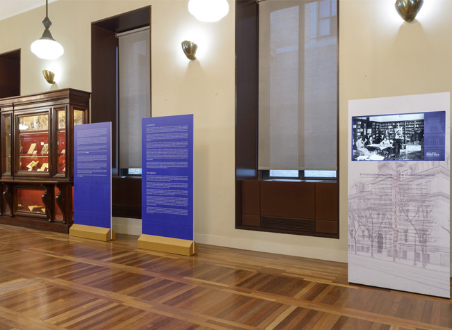 Montaje de la muestra bibliográfica de la biblioteca del Instituto Internacional
