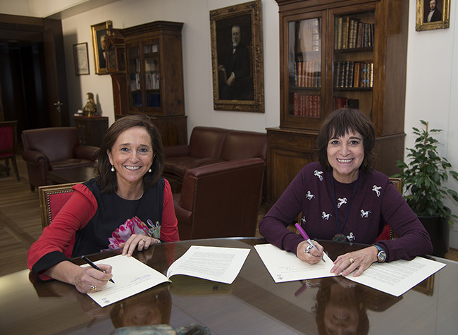 Rosa Montero y Ana Santos en la firma de la donación