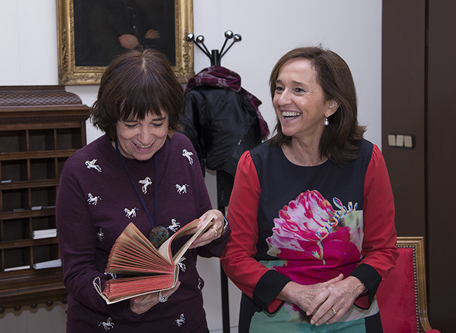 Rosa Montero y Ana Santos en la firma de la donación