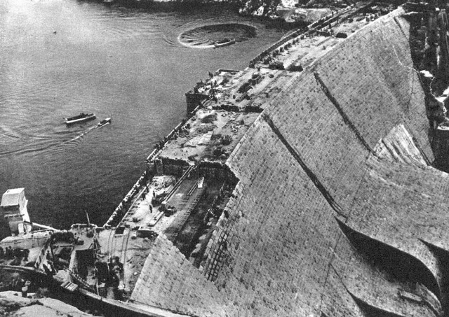 Presa del embalse del Jándula en Andújar cuando estaba en construcción