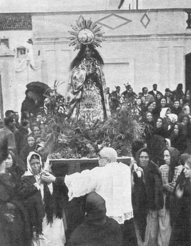 Salida de la procesión de la Virgen de Bótoa en Badajoz para pedir la lluvia en Mundo Gráfico_