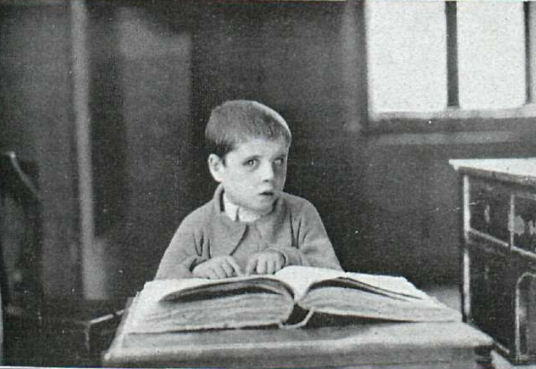 Un niño del Colegio Nacional de Ciegos leyendo un grueso volumen